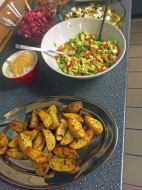 Ofenkartoffeln mit Dip und Salat